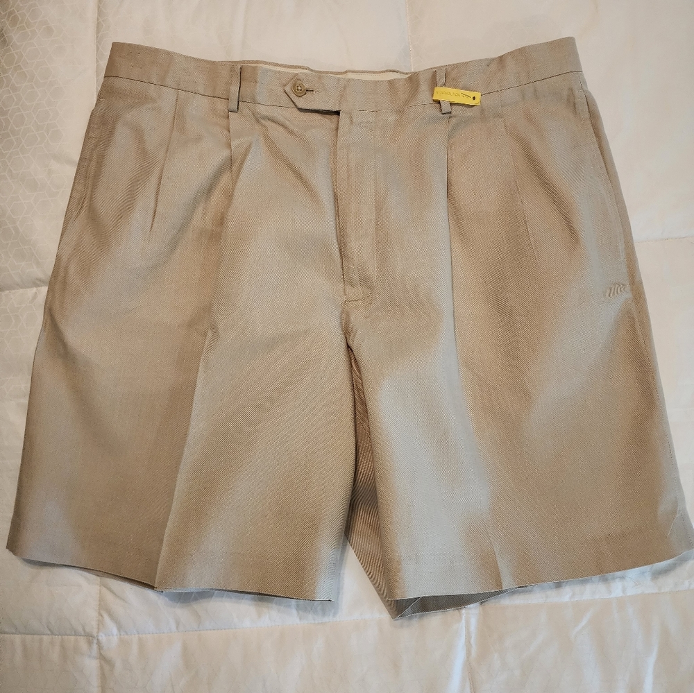 Daniel Cremieux Mens beige shorts pre-owned size 40, Inseam 8.5